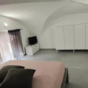Maya's , Katánie Itálie